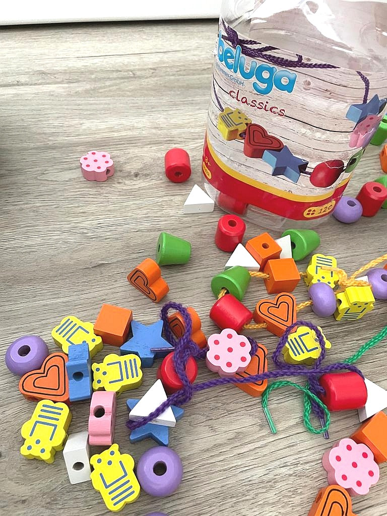 Fädelspiel aus Holz, Motorik Spiel