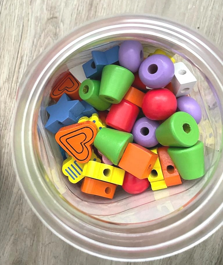 Fädelspiel aus Holz, Motorik Spiel