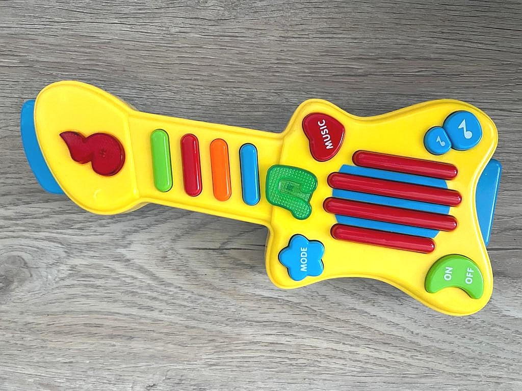 Spielzeug Gitarre mit Musik