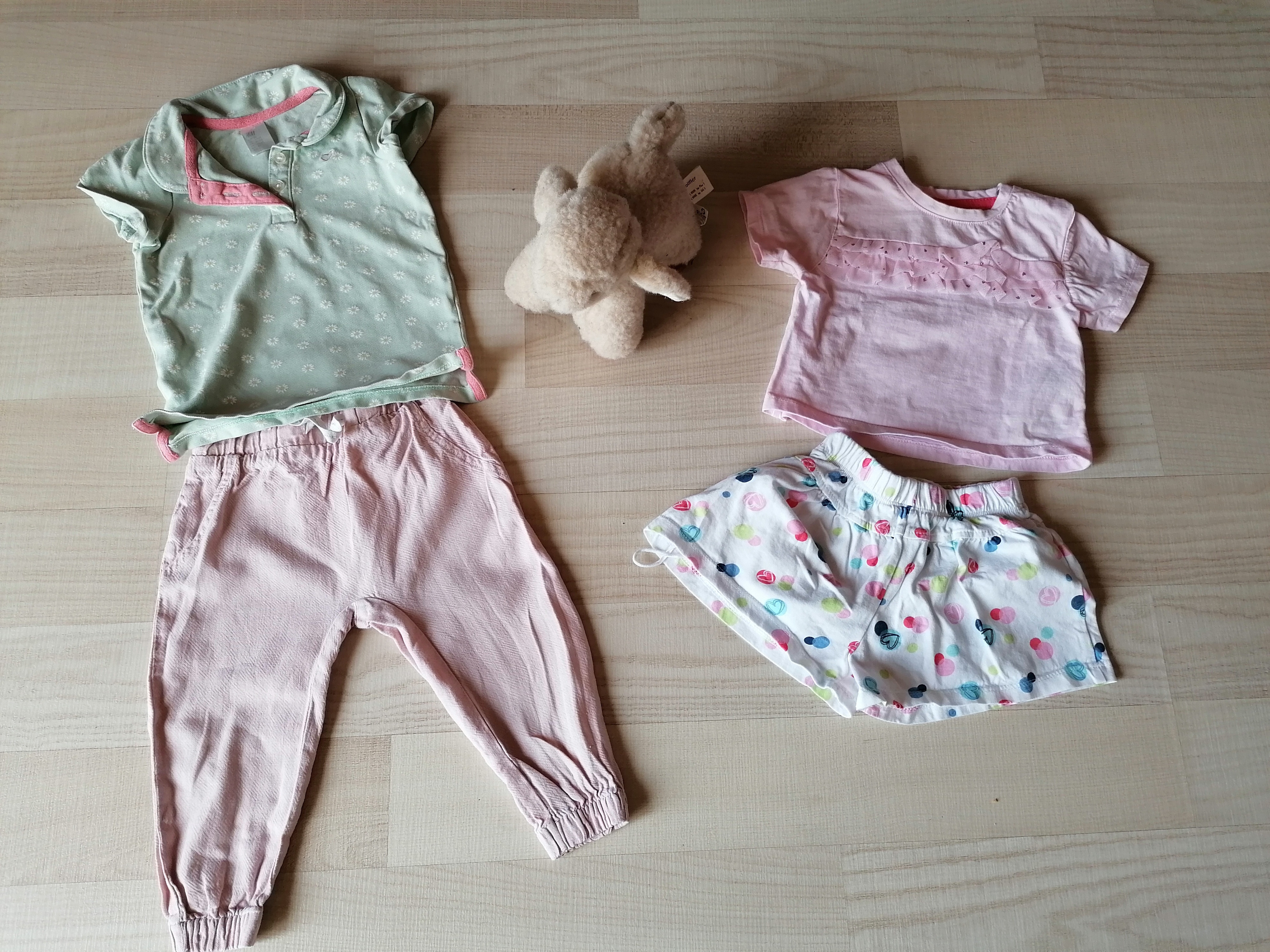 Zwei schöne Mädchensommeroutfits Gr. 80