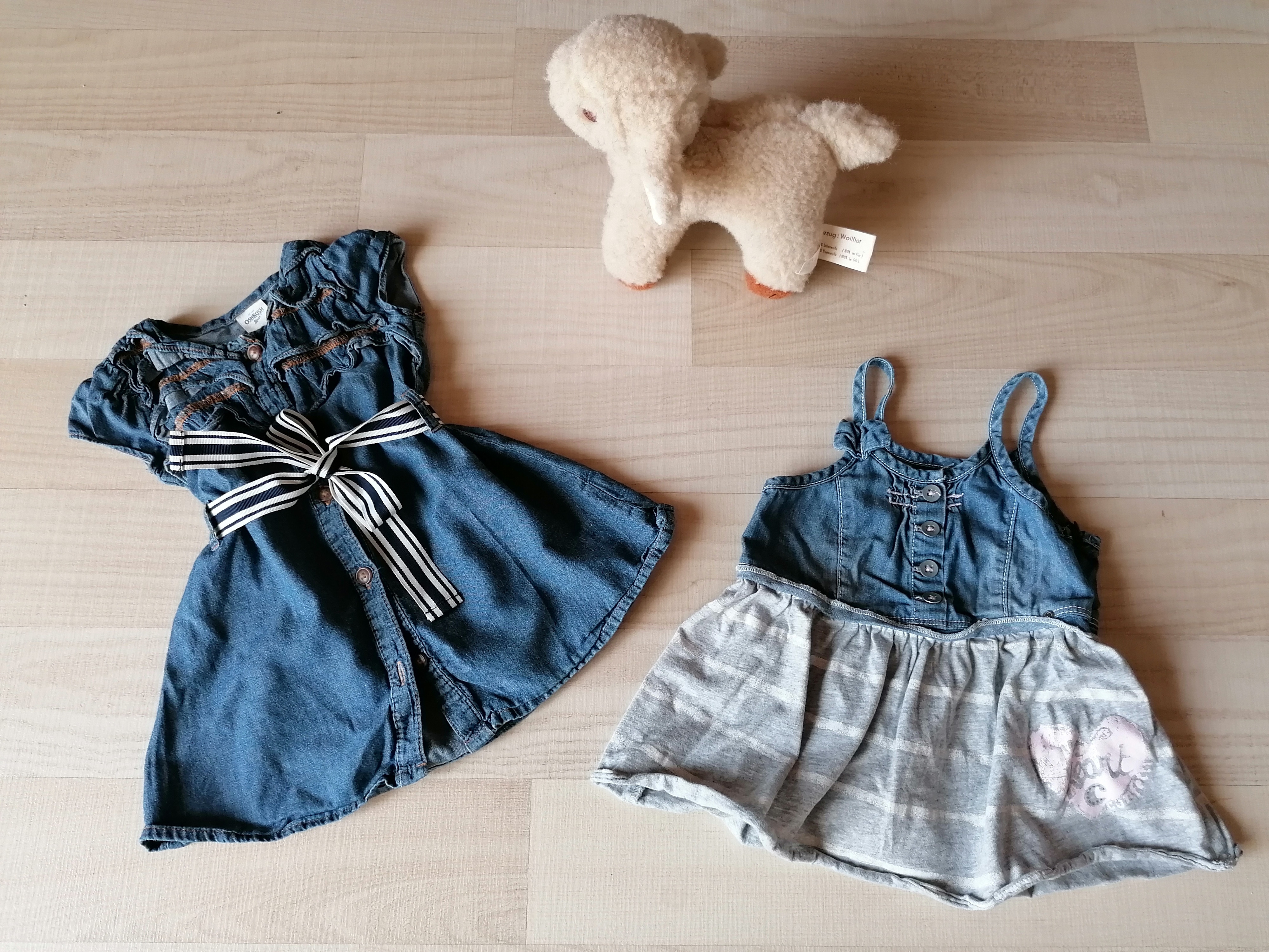 Mädchen Jeanskleider. Gr. 80