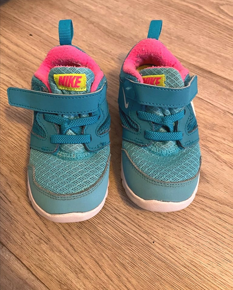 Schuhe Nike Sneaker Gr. 23  23,5